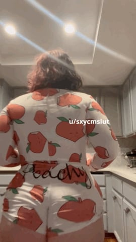 Picture by sxycmslut saying 'Push Me Over The Counter And Put It In 🥰'