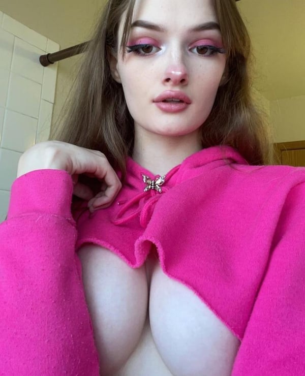Picture by LawrencBAllen saying 'My Nipples Get Rlly Hard When You Stare 🥴'