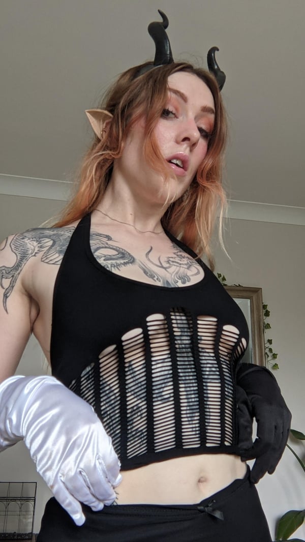 Picture by cretin-club saying 'Feeling Like An Absolute Babe In This Top'