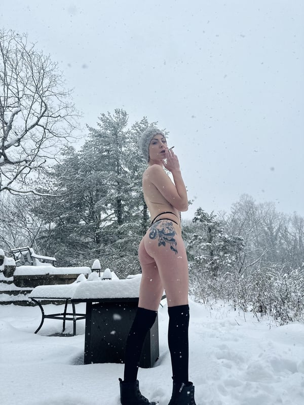 Picture by savageteasexxx saying 'My Nips Aren’t The Only Thing That Will Cut.. 👀🥵❄️'