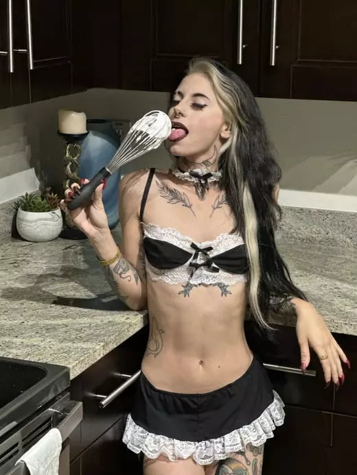 Picture by nudeglam saying 'Goth Teens Are More Good At Licking..agree??'